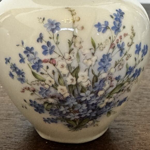 Forget Me Not Floral Porcelain Vase 2 Vases Blue White Floral Bouquet Home Decor - Picture 6 of 15